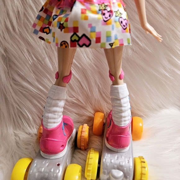 2016 Barbie Video Game Hero Rollerskates Doll - Picture 12 of 14